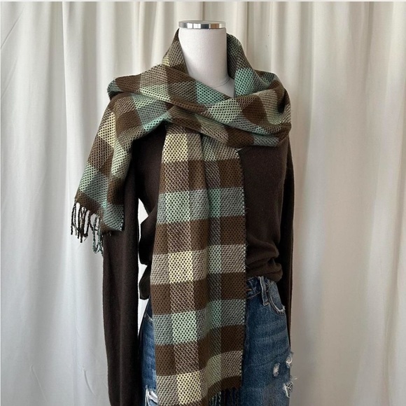 100% Cashmere Plaid scarf made in Scotland Green. - Picture 7 of 8